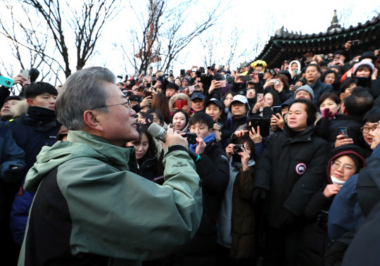 문재인 대통령이 새해 첫날인 1일 오전 서울 남산 팔각정에서 해돋이를 본 후 시민들에게 인사말을 하고 있다.    연합뉴스